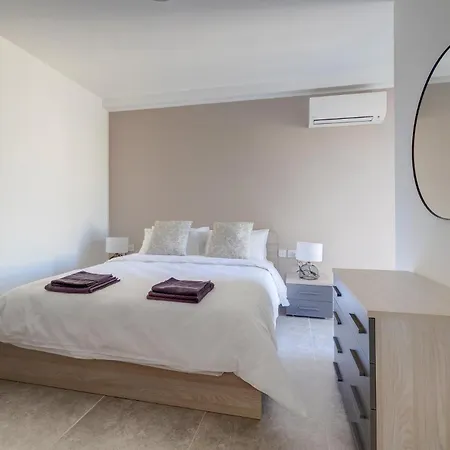 Refined 2 Bedroom With Balcony Karp1-9 Apartament
