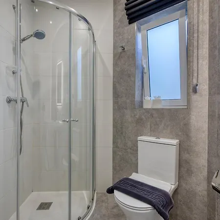 Refined 2 Bedroom With Balcony Karp1-9 Apartament